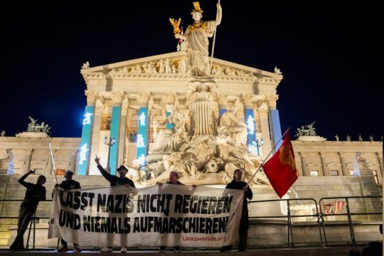Αντιφασιστική συγκέντρωση στη Βιέννη με αφορμή την πρωτιά του ακροδεξιού κόμματος των Ελεύθερων: «Μην αφήσετε τους ναζί να κυβερνήσουν, ούτε να πορευτούν στον δρόμο»